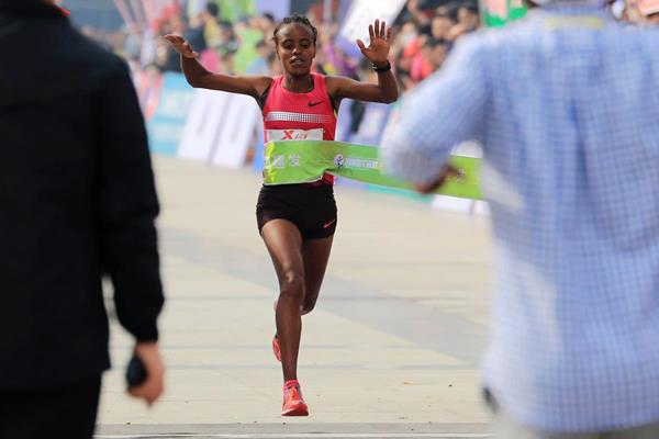 dibaba-successfully-defends-her-xiamen-title-as-both-course-records-fall-iaaforg-1420297532ngk48
