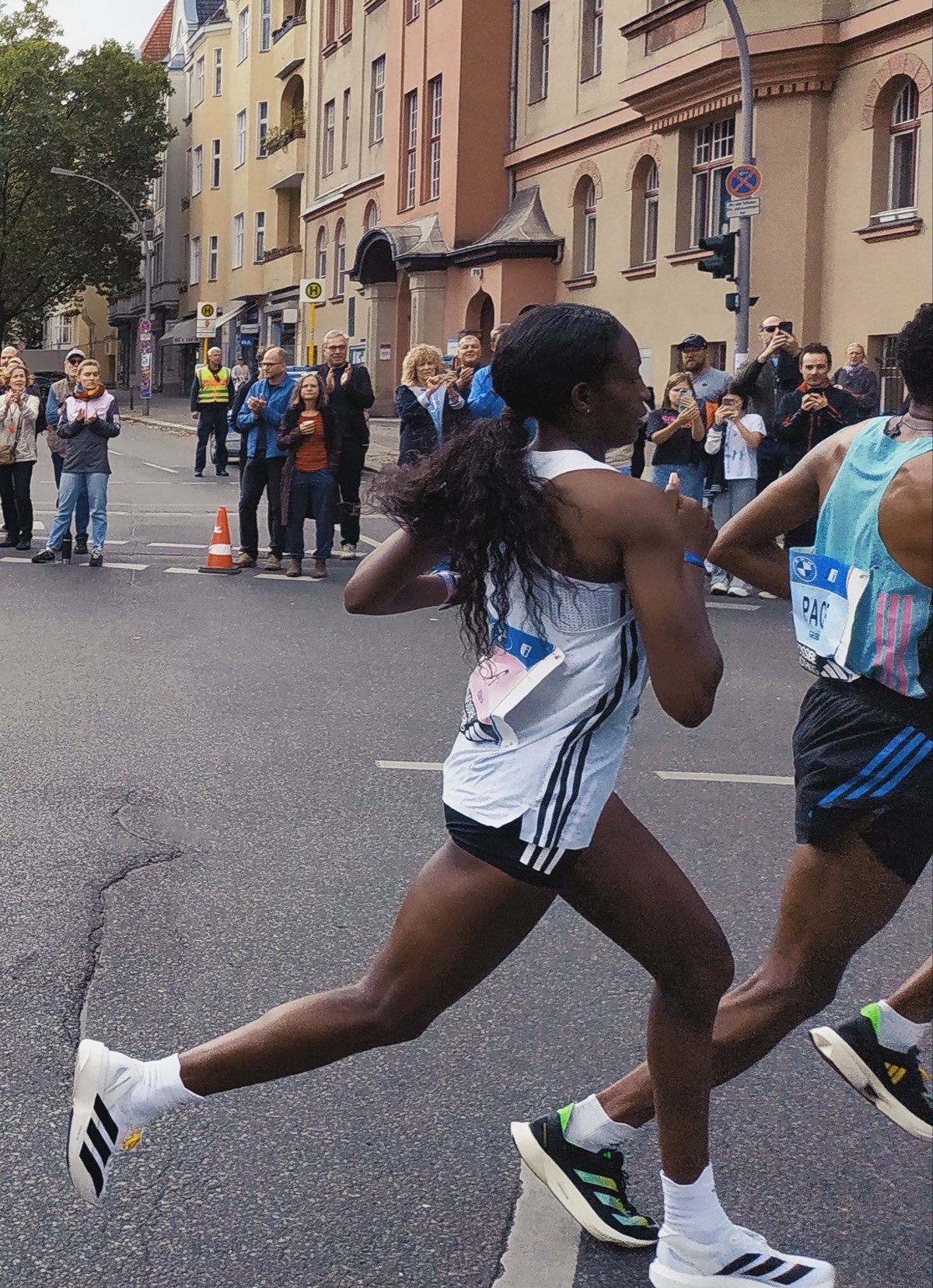 Tigst Assefa running the Berlin Marathon in 2023
