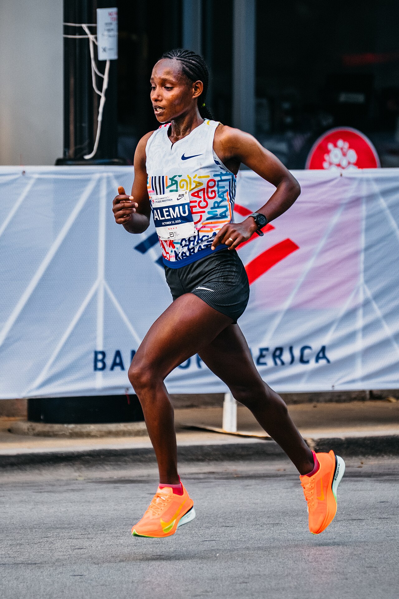 Megertu Alemu near mile 25 of the Chicago Marathon on her way to second place, Chicago, October 12, 2025 (Photoguy1212 / Wikimedia Commons, CC0) [file photo]